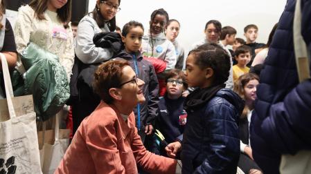 La Presidenta Chivite, con uno de los niños participantes en el encuentro