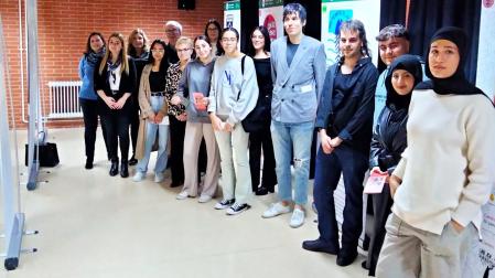 Responsables de Archivo de Navarra y del IES Valle del Ebro junto al alumnado que ha participado en el proyecto