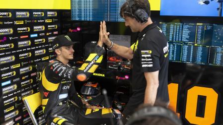 Luca Marini celebra con un miembro de su equipo la pole en el GP de Catar