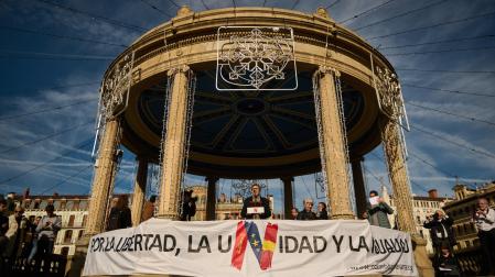 Eduardo López-Dóriga interviene en el acto desde el quiosco, y a su lado está Pilar Aramburo
P: 
L: PAMPLONA
T: CONCENTRACION CONVOCADA POR SOCIEDAD CIVIL NAVARRA EN CONTRA DE LA AMNISTIA