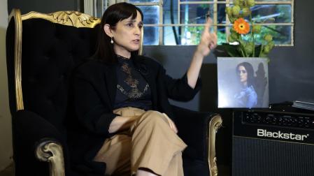 La cantautora mexicana Julieta Venegas, habla durante una entrevista con EFE