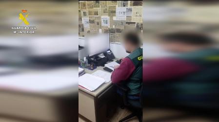 Un agente de la Guardia Civil investiga un caso