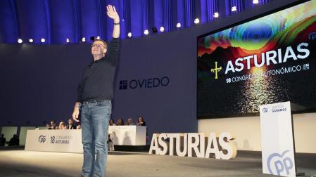 El presidente del Partido Popular, Alberto Núñez Feijóo, saluda a su llegada a la clausura del XVIII Congreso del PP de Asturias, en el Palacio de Exposiciones y Congresos