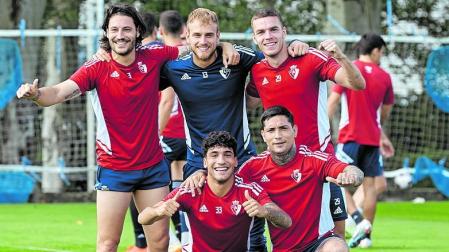 Yoel Ramírez, en medio arriba, junto a Juan Cruz y Diego Moreno. Abajo, Iker Benito y Chimy Ávila. Fue uno de los últimos entrenamientos de la pasada temporada