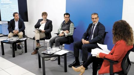 Los ponentes, de izda. a dcha: Luis Ruiz, Jesús Buldain, Diego Medina y Juan Carlos Equiza. Belén Galindo dirigió la mesa redonda celebrada en Diario de Navarra