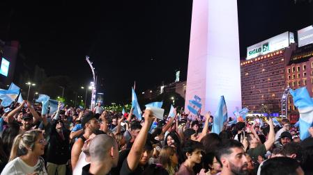 Seguidores de Milei celebran la victoria en una plaza de Buenos Aires