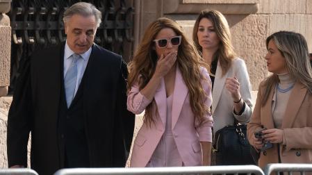 La cantante Shakira junto a sus abogados, Pau Molins (1º izda.), Miriam Company (1ª dcha.), a su llegada a la Audiencia Nacional
