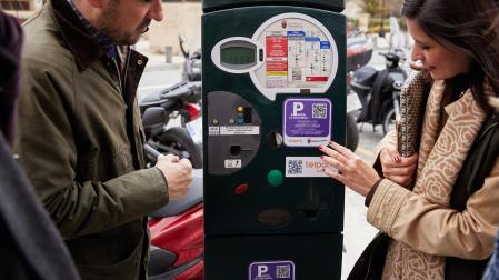 Nueva pegatina en los parquímetros de Pamplona