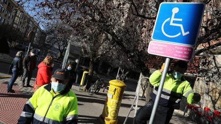 Imagen del inicio de la campaña de respeto a los espacios para personas de movilidad  reducida en Villava