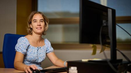 La investigadora de la UPNA Laura de Miguel Turullols, en su espacio de trabajo