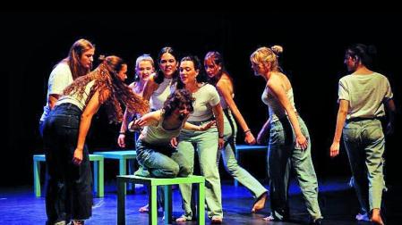 Villava acoge esta tarde la obra de teatro 'Algún amor que no mate', con Teatro En La Chácena.