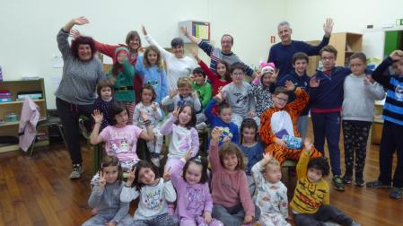 Alumnos, docentes y el alcalde de Baztan, en la celebración del Día del Pijama.