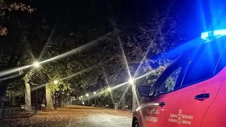 Una patrulla de Seguridad Ciudadana de Policía Foral, en un parque público de Pamplona