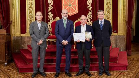 De izda a dcha: Luis Gabilondo, el consejero Fernando Domínguez, el galardonado Ramón Villanueva y Rafael Teijeira