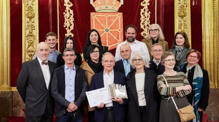 El médico de familia Ramón Villanueva Moreno, en el centro, con familiares y amigos tras recibir el premio Sánchez Nicolay.