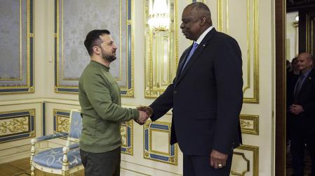 El presidente Volodymyr Zelensky estrecha la mano el secretario de Defensa de EE UU, Lloyd Austin, durante la visita a Kiev