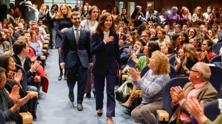 La ministra de Derechos Sociales saliente Ione Belarra (c) agradece los aplausos a su llegada a la ceremonia de traspaso de cartera al nuevo ministro de Derechos Sociales, Consumo y Agenda 2030, Pablo Bustinduy (c-i), este martes en Madrid