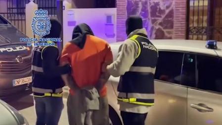 Uno de los detenidos por su implicación en el atentado, custodiado por agentes de Policía Nacional
POLICÍA NACIONAL
21/11/2023