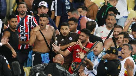 Argentina se retira del campo tras una pelea generalizada en las gradas del Maracaná