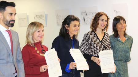 La consejera de Navarra (izda.), País Vasco (centro) y Cataluña (dcha.) sostienen la declaración suscrita