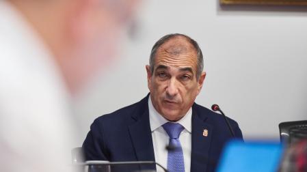 El consejero de Cohesión Territorial del Gobierno de Navarra, Óscar Chivite, durante su comparecencia