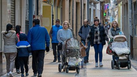 Personas paseando y haciendo compras en el centro de Estella