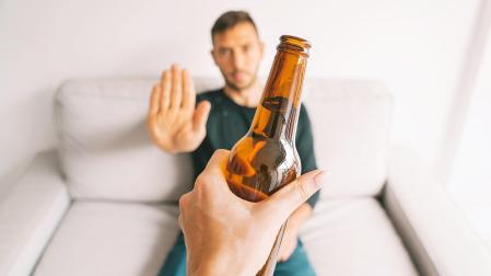 Un hombre rechaza una bebida
