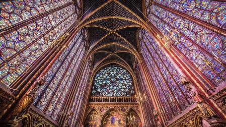Interior de la Sainte Chapelle, capilla gótica parisina.