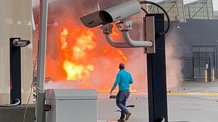 Bola de fuego provocada por la explosión de un coche que se dirigía a toda velocidad hacia el puesto fronterizo de Búfalo, que separa Canadá de Estados Unidos