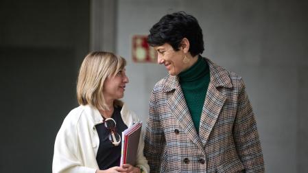 La ministra Elma Saiz saluda a la portavoz y consejera de Interior del Gobierno de Navarra, Amparo López, en los pasillos del Parlamento