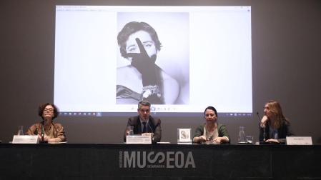 De izquierda a derecha, la directora del Museo de Navarra, Mercedes Jover, el director general de Cultura, Ignacio Apezteguía, la directora editorial de La Fábrica, Camino Brasa y la autora del libro, Celia Martín