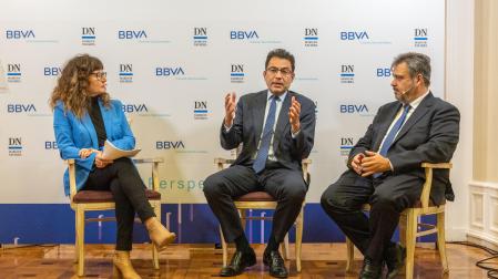 Belén Galindo, Miguel Cardoso y Álvaro Manteca durante la mesa redonda de previsiones económicas y consejos de inversión