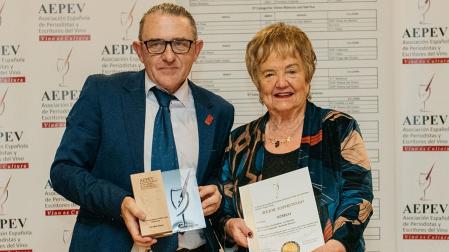 Mª Isabel Mijares, presidenta de honor de la AEPEV, fue la encargada de entregar a José Manuel Plo, director general de GLN, el premio al mejor espirituoso para el pacharán Etxeko