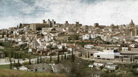 El futuro museo, de color claro en primer término de la imagen en una recreación que lo sitúa junto a la ciudad histórica de Cáceres