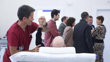 Un empleado ayuda a una persona mayor en un ejercicio