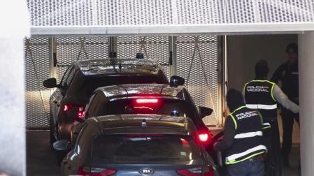 Captura de vídeo que muestra la llegada a la Audiencia Nacional en Madrid de los vehículos en los que viajan los tres detenidos en Lanjarón (Granada) y Fuengirola (Málaga) por su presunta relación con el autor del disparo a Vidal-Quadras