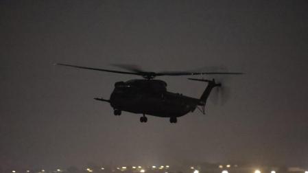 Un helicóptero del ejército israelí se dispone a aterrizar cerca del cruce de Kerem Shalom entre Gaza e Isarel, con el primer grupo de rehenes israelíes liberados