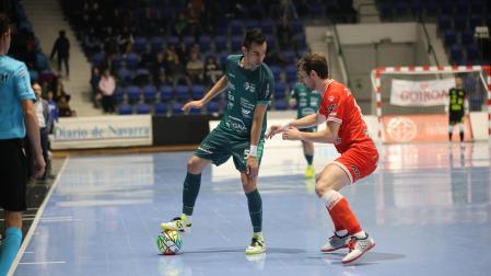 Leo Café, de Osasuna Magna, retiene el balón en el duelo ante el Jimbee Cartagena