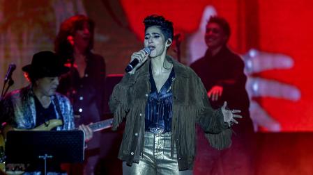 La actriz Alba Flores actúa en el concierto homenaje a su padre, Antonio Flores, en el Palacio Vistalegre de Madrid