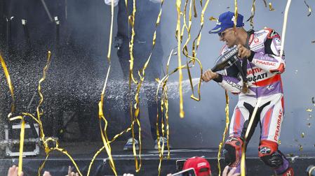 Jorge Martín (Ducati) celebra su victoria en el gran premio de la Comunidad Valenciana en Cheste