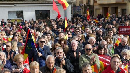 Fotos de la concentración contra la amnistía convocada por Sociedad Civil Navarra en Tudela.