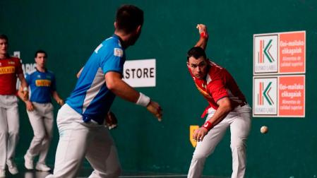 Erik Jaka golpea a una pelota en presencia de Iker Larrazabal, ayer en Aizarnazabal
