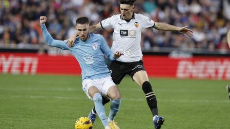 El centrocampista del Valencia Pepelu (d) disputa un balón ante el centrocampista del Celta de Vigo Óscar Mingueza (i) durante el partido correspondiente a la jornada 14 de LaLiga que ambos equipos disputan este sábado en Mestalla.
