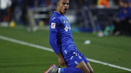 El centrocampista inglés del Getafe CF Mason Greenwood celebra su gol durante el partido de la jornada 14 de LaLiga que Getafe CF y UD Almería