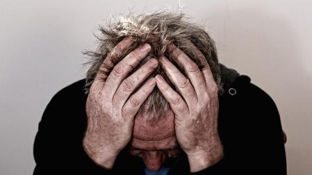 Una persona con migraña