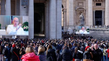 La plaza de San Marcos, con las pantallas en las que se ha podido seguir el angelus rezado por el papa