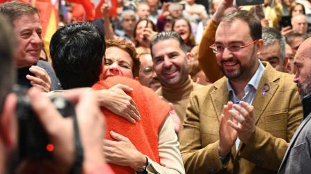 María Chivite se abraza a Elma Saiz durante el acto del PSOE en el IFEMA de Madrid.