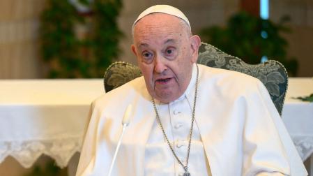 El discurso del Ángelus dominical del Papa se pronunció desde la capilla de la residencia Casa Santa Marta. donde vive dentro del Vaticano en lugar de desde una ventana del Palacio Apostólico que da a la Plaza de San Pedro, ya que el pontífice padece gripe