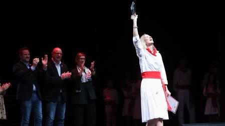 Carolina Milagro levanta el trofeo que le acredita como mejor jotera en el Teatro Gaztambide./