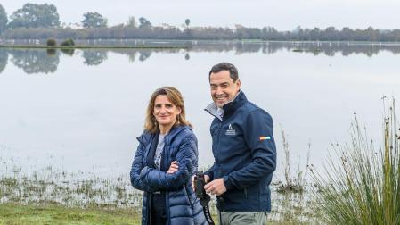 La ministra de Transición Ecológica y Reto Demográfico, Teresa Ribera, y el presidente de la Junta de Andalucía, Juanma Moreno, conversan en una visita al Parque Nacional de Doñana previo a la firma del protocolo para el desarrollo territorial sostenible del área de influencia del espacio natural